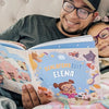 Ein Vater und eine Tochter lesen das beste Geschenk für Kinder, ein personalisiertes Buch, um die Abendroutine zu üben. 