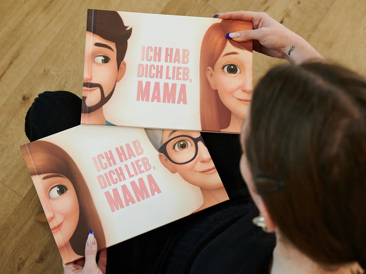 Eine Frau zeigt die beiden Cover für das personalisiertes Buch für Mütter. 