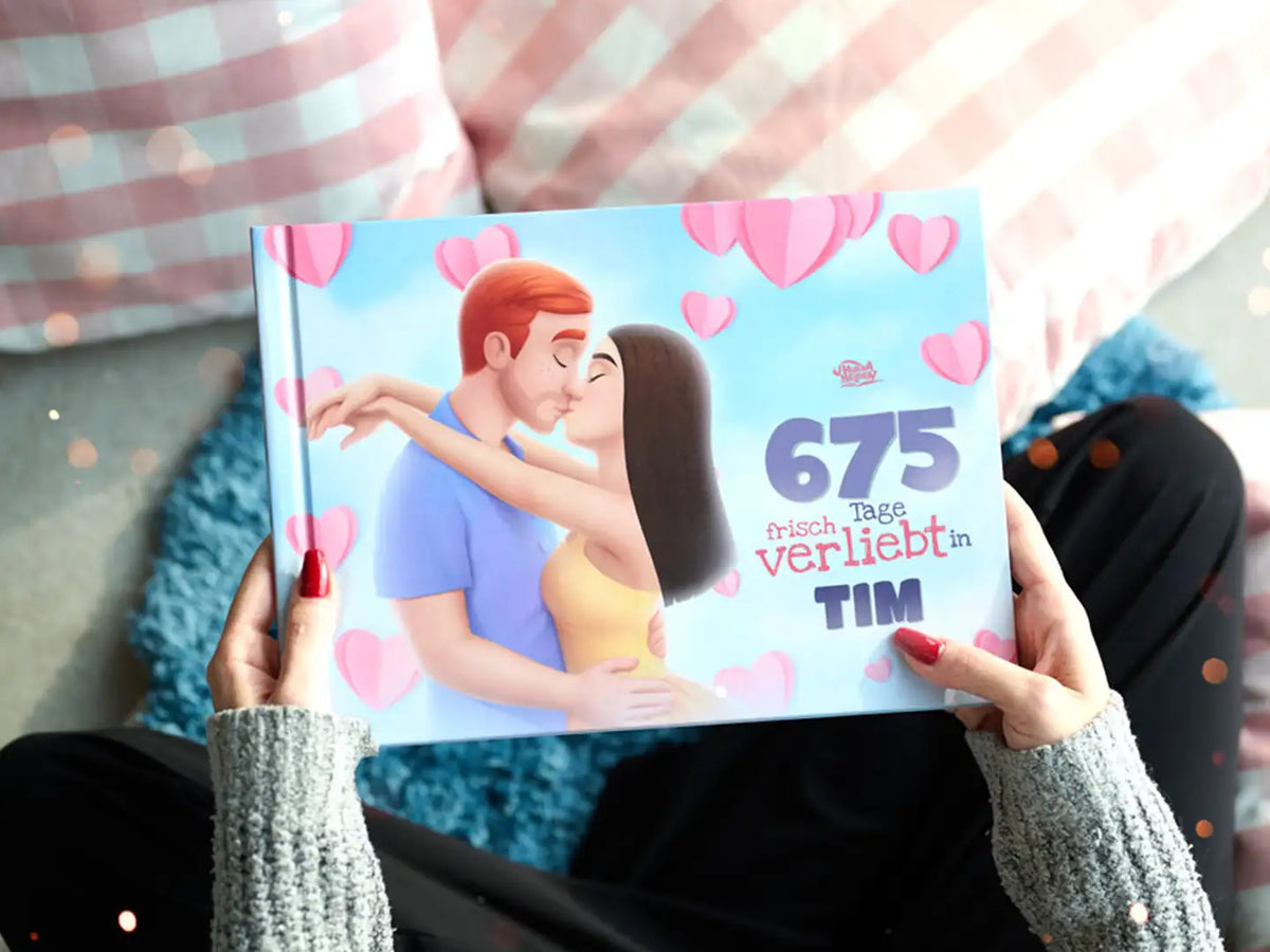 Eine Frau mit einem personalisierten Liebesbuch, das eure Geschichte erzählt – ideal als Jahrestagsgeschenk oder liebevolle Geste für Mann oder Frau.