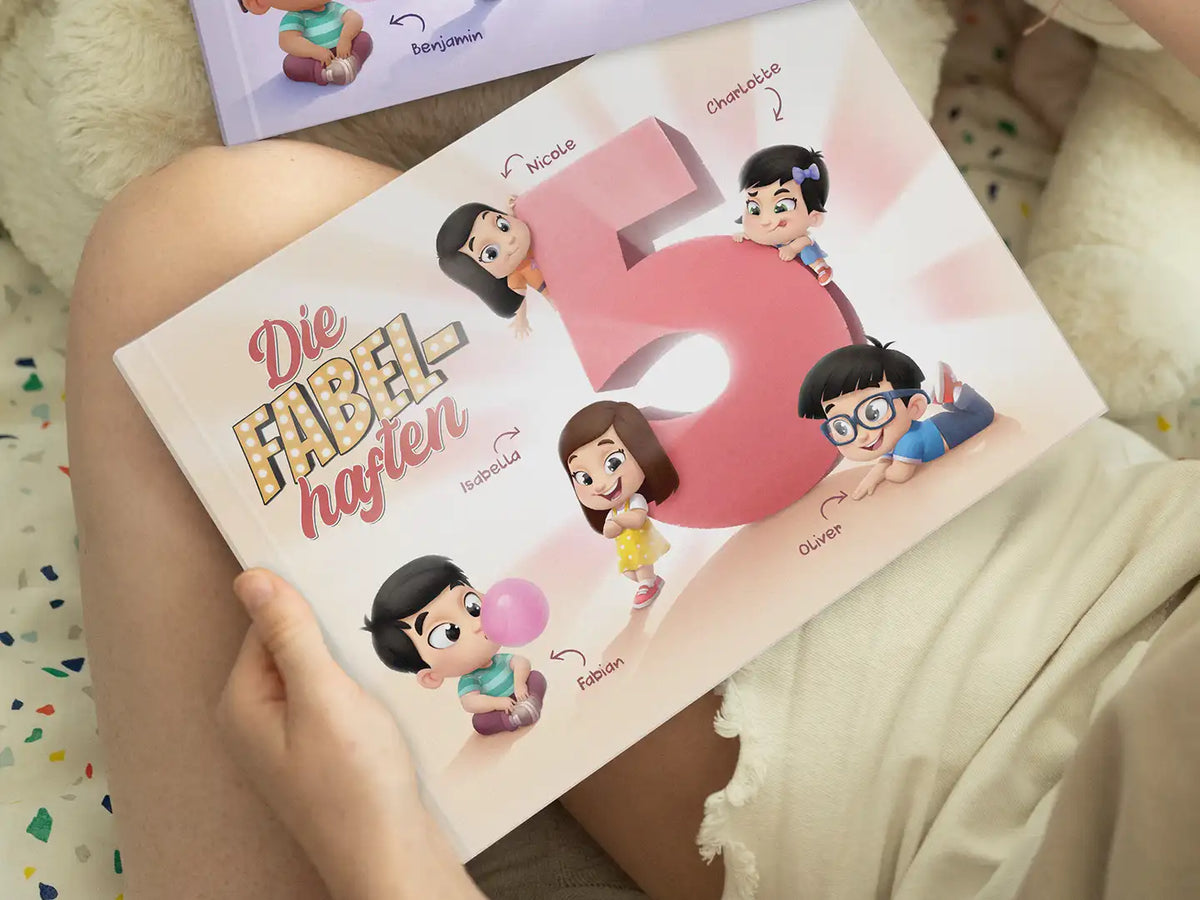 Eine Frau hält ein speziell für fünf Kinder gestaltetes Buch in der Hand, das ein tolles personalisiertes Geschenk für eine Familie ist.