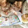 4 Kinder essen Popcorn und lesen ihr persönliches Buch von Hurra Helden. 