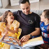 Die Kinder lachen ihren Vater an, der ihr personalisiertes Buch zum Vatertag liest.