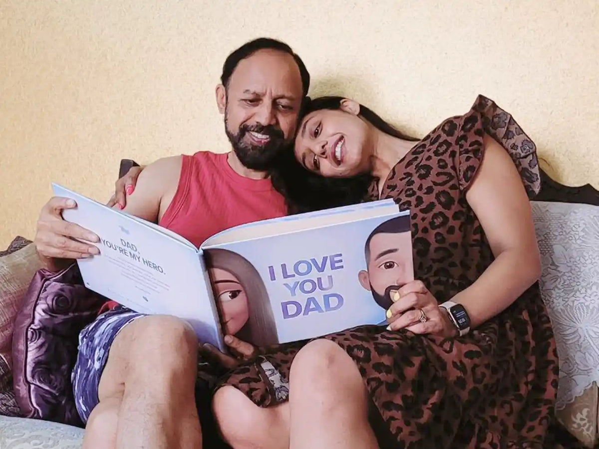 Ein Vater freut sich über sein personalisiertes Buch, ein Vatertagsgeschenk von Hurra Helden.