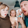 Eine Familie, die sich über ihr einzigartiges Geschenk, ein personalisiertes Buch von Hurra Helden für Familien freut