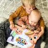 Zwei Brüder kuscheln beim Lesen ihres personalisierten Buches für Geschwister.