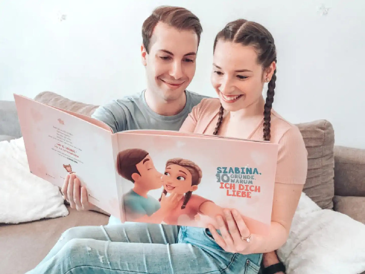 Paare zeigen ihre Liebe zueinander und feiern ihre Liebe mit diesem personalisierten Buch für Paare von Hurra Helden.		
