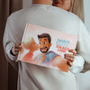 Verliebte Paare kuscheln, während sie ihr romantisches Geschenk, ein personalisiertes Buch mit ihren Namen im Inneren des Buches, genießen.	