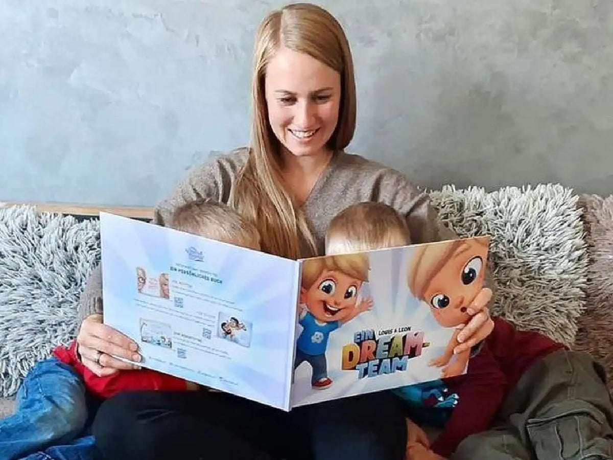Eine Mutter lächelt und liest das personalisierte Buch ihren Söhnen vor. 