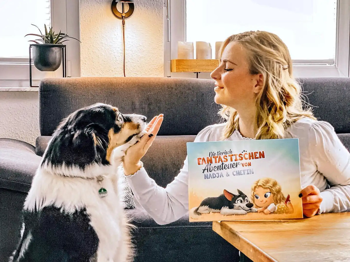 Frau hält ein Buch für ein Kind und sein Haustier mit personalisierten Charakteren.	