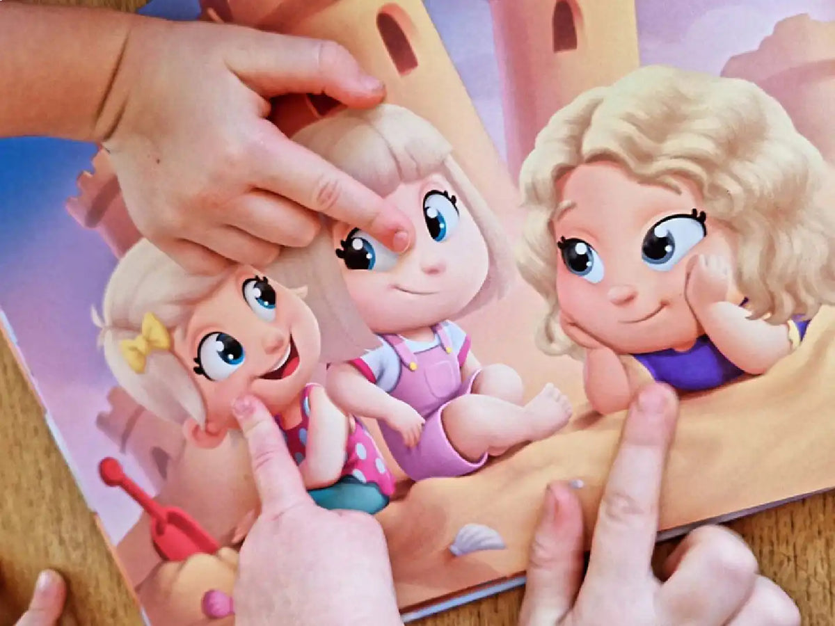 Kinder zeigen auf ihre personalisierten Avatare im besten Geschenk für Geschwister. 