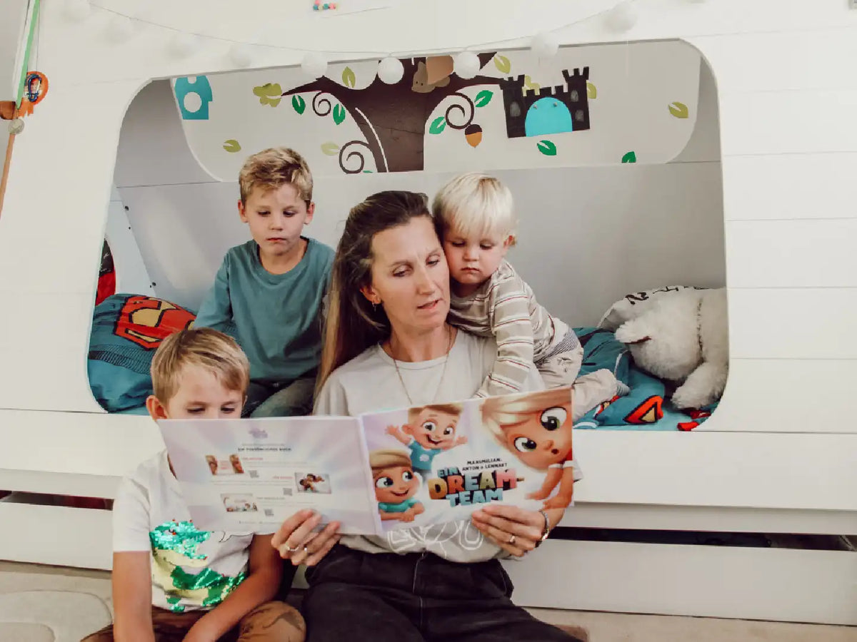 Eine Mutter liest ihren drei Kindern das personalisierte Buch von Hurra Helden. 