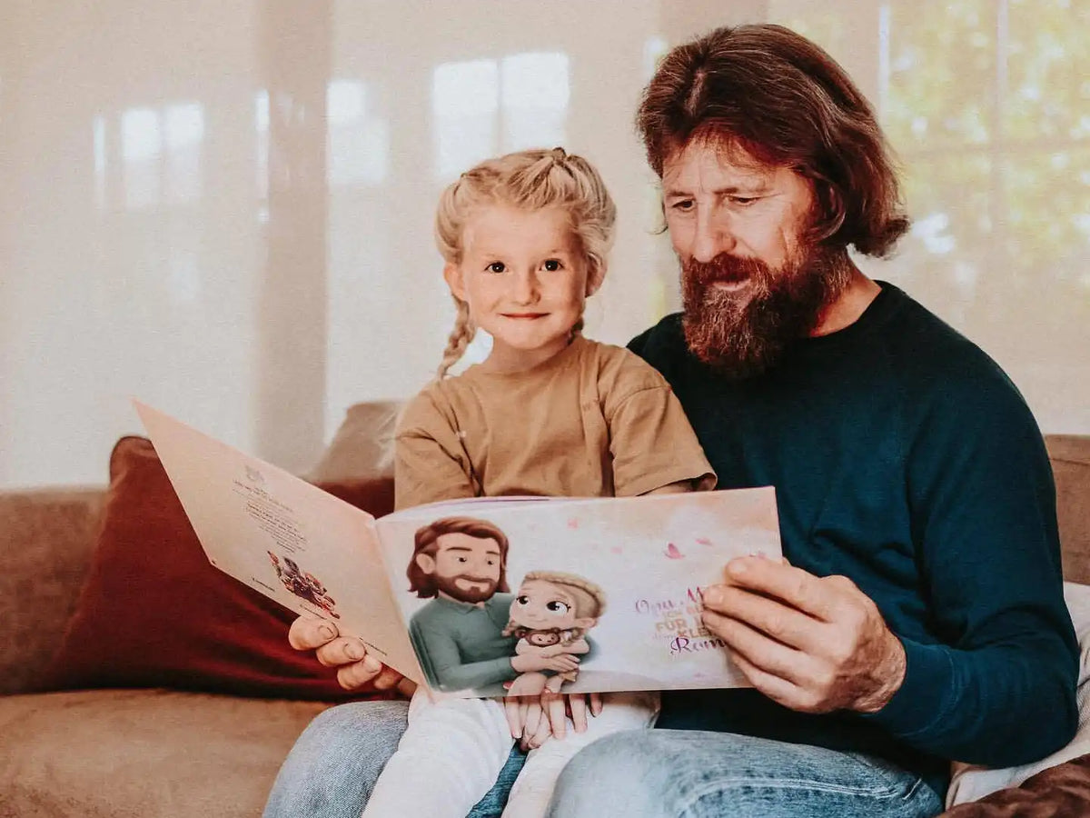Eine Enkelin und Opa sitzen auf der Couch und blättern im individuellen Buch für Opas. 