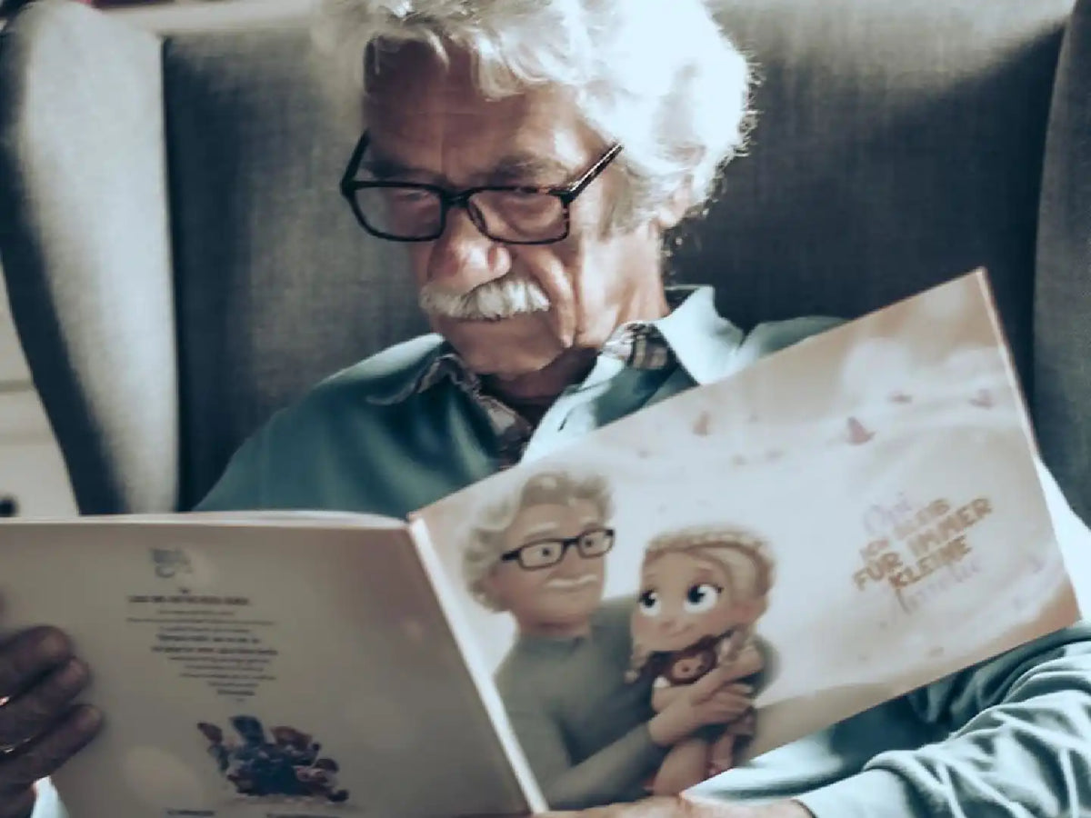 Ein Opa liest im Sessel sein personalisiertes Buch für Großväter und Enkelkinder von Hurra Helden. 