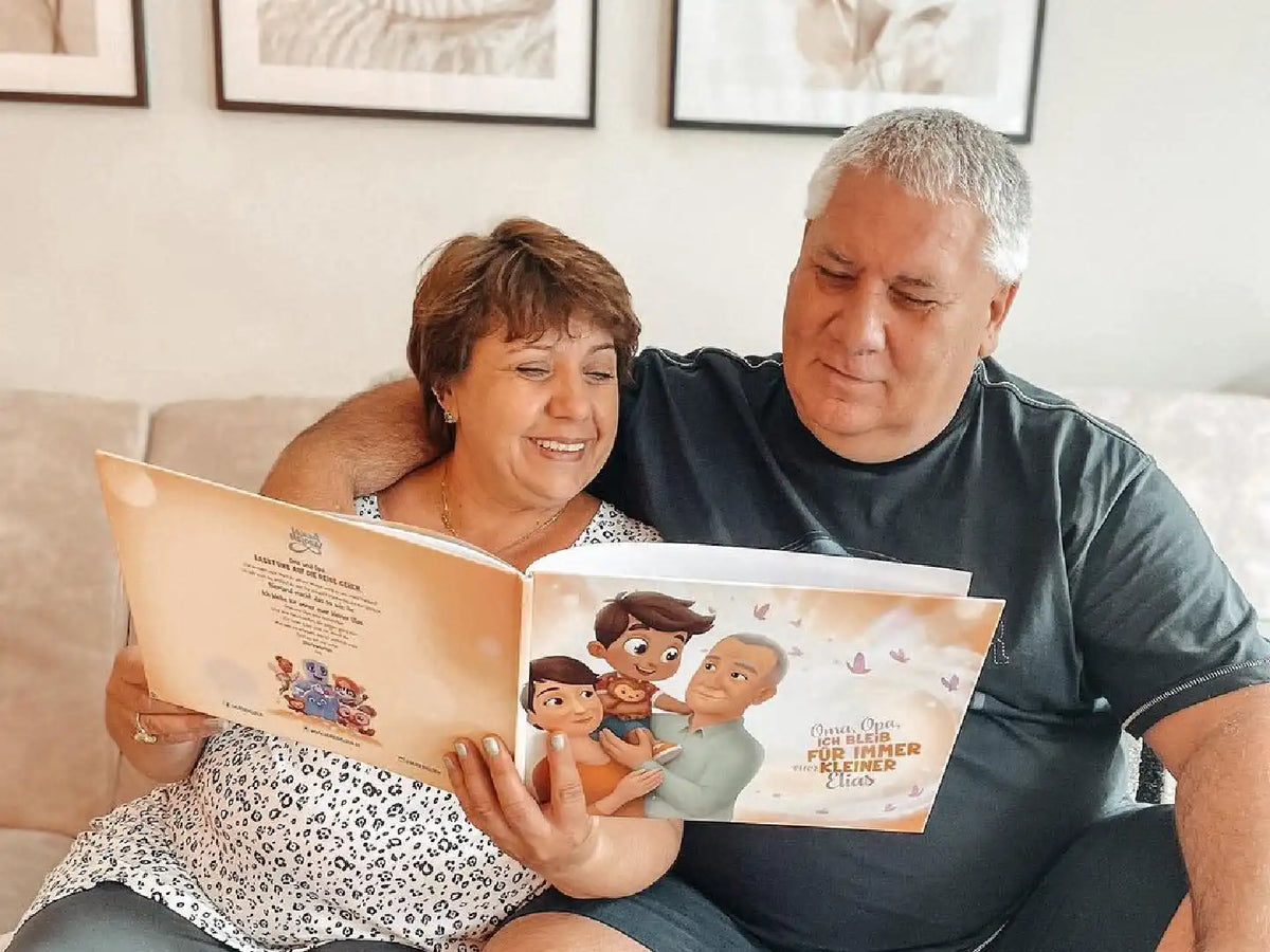 Großeltern die sich riesig über ihr individuelles Buch von Hurra Helden freuen. 