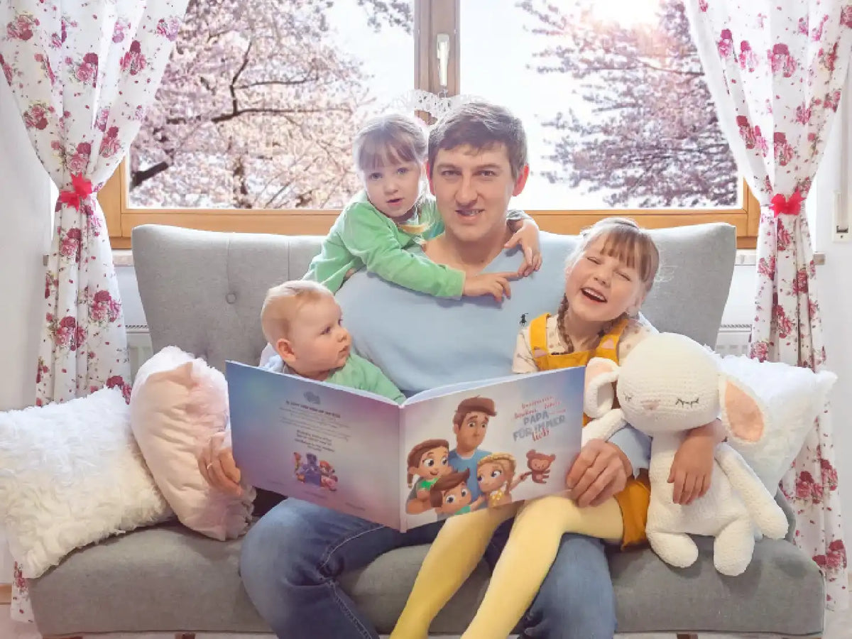 Freude in den Gesichtern von Papa und seinen Kindern, wenn sie ein personalisiertes Buch von Hurra Helden für Papa öffnen.