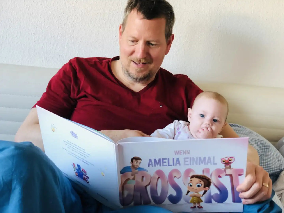 Ein Vater liest sein individuelles Buch für Väter von Hurra Helden. 