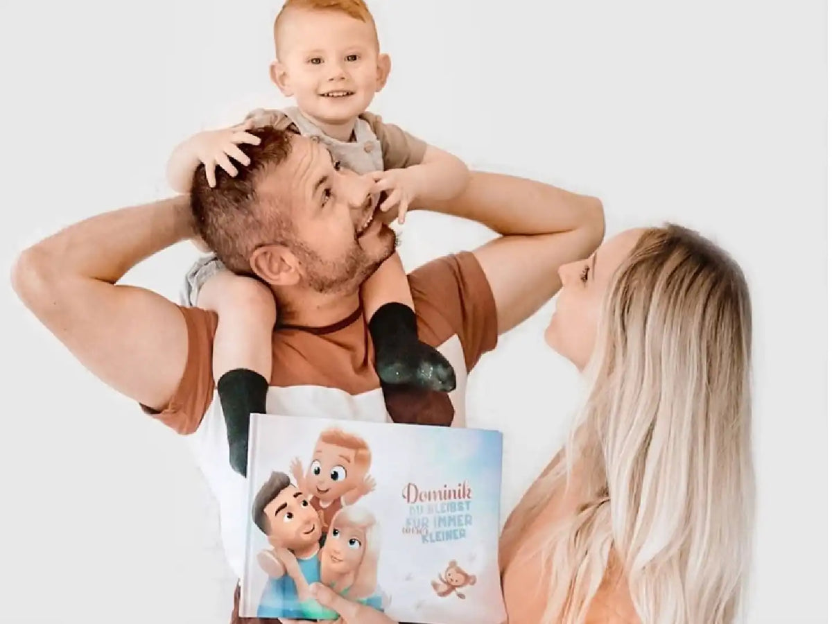 Eine Familie zeigt ihr personalisiertes Buch für Familien mit einem Kind von Hurra Helden.  