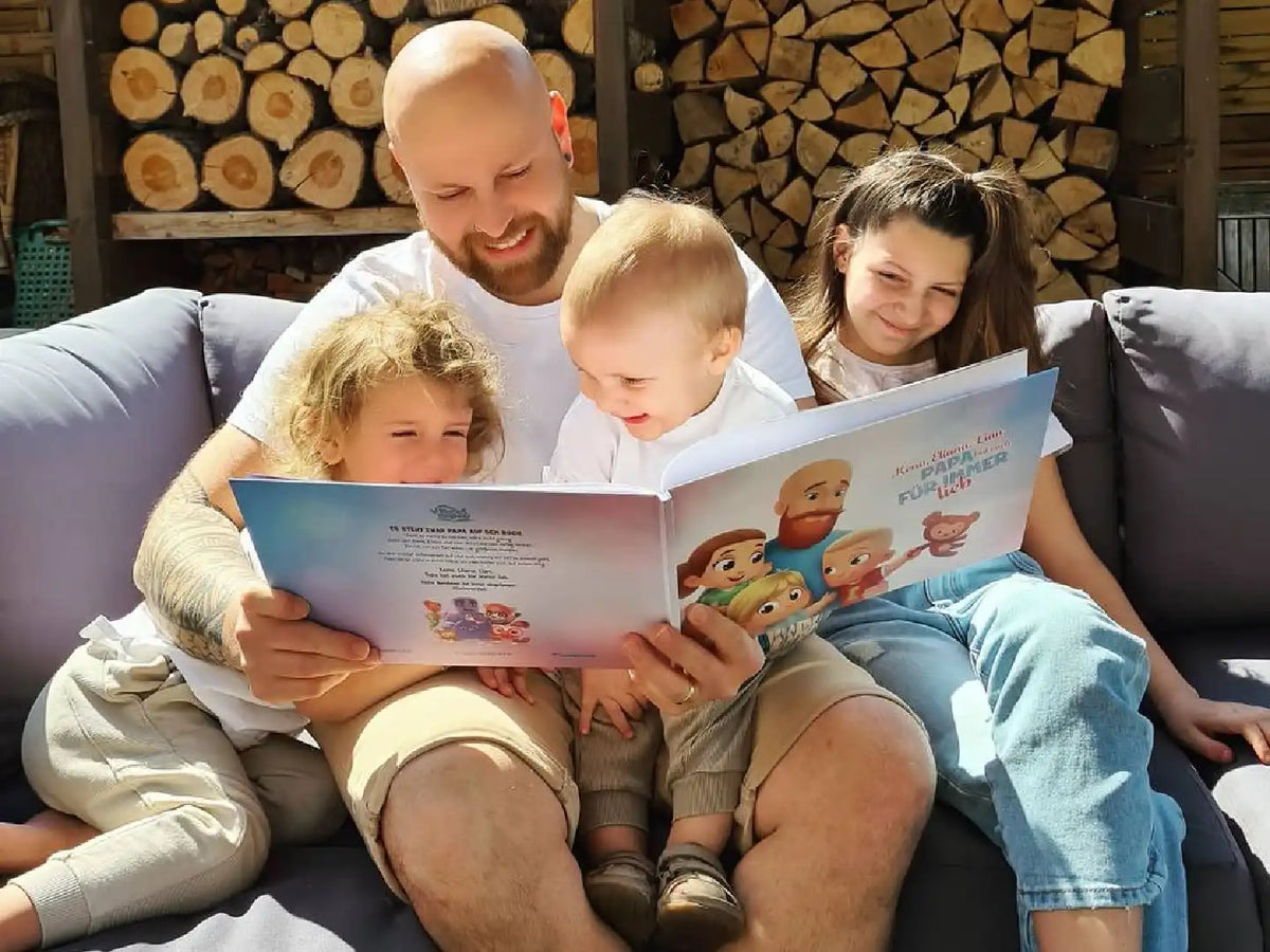 Kinder zeigen auf ihre Illustrationen in diesem personalisierten Buch, das das beste Geschenk zum Vatertag ist.