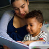 Eine Mutter und ihr Sohn lesen das personalisierte Buch für Mamas von Hurra Helden. 