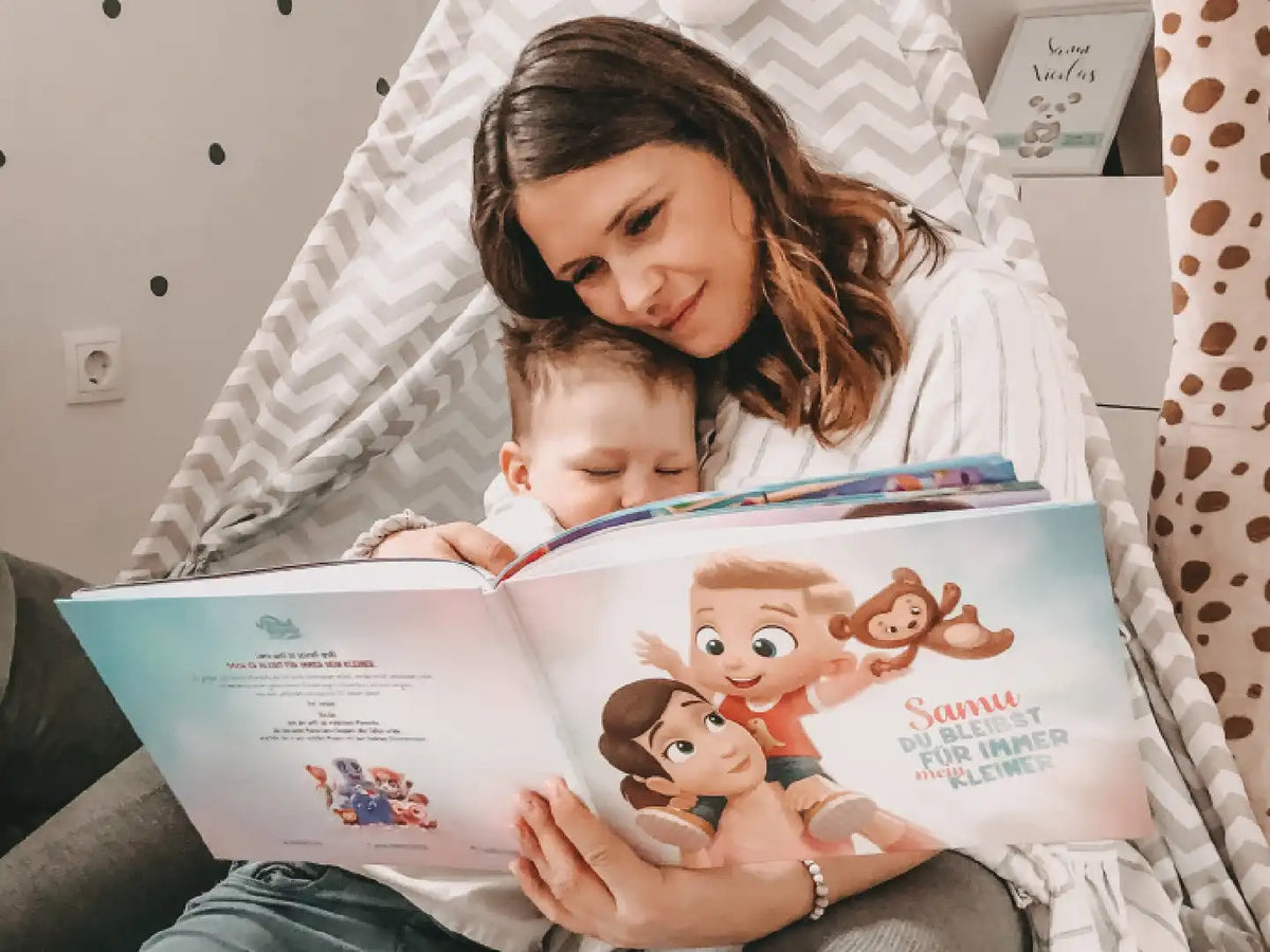 Das hübsche Mädchen hält ein besonderes Geschenk für die Mutter in der Hand, ein personalisiertes Buch für Mutter und Tochter.