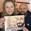 Ein lächelndes Pärchen mit ihrem ganz persönlichen Liebesbuch, das beste Geschenk für Freunde oder Männer.