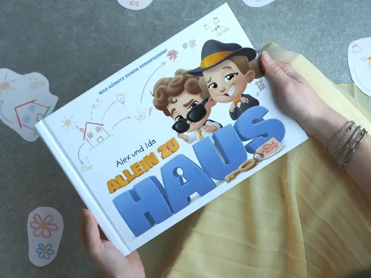 Der Umschlag des neuen personalisierten Buches „Geschwister allein zu Hause“, das ein tolles Geburtstagsgeschenk ist.