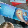 Eine Illustration aus einem personalisierten Weihnachtsbuch, das ein tolles Geschenk für Kinder ist.