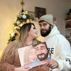Ein Paar umarmt sich wegen ihres personalisierten Liebesbuch, das beste Geschenk für Freunde oder Männer.