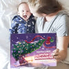 Mutter liegt mit Baby im Bett und hält das Buch „Valentina & Mami – Erstes Weihnachten 2025“.