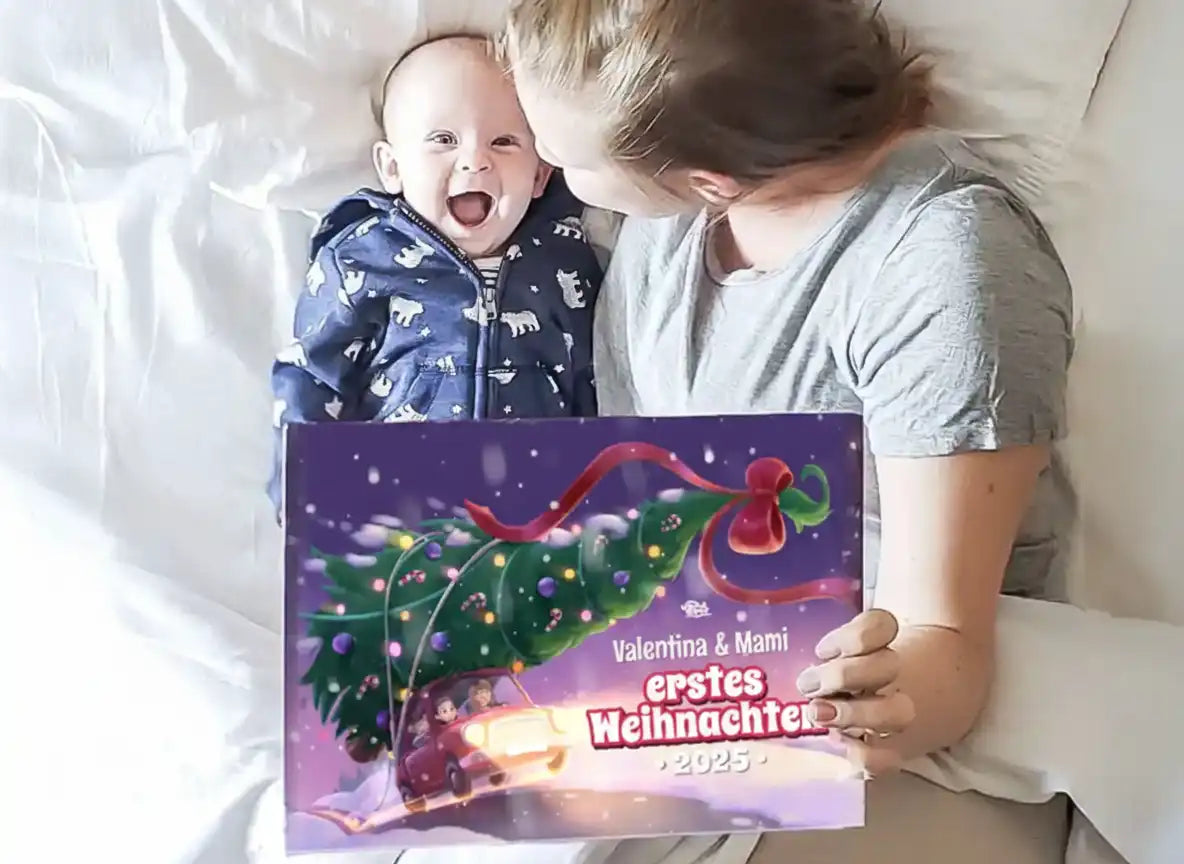Mutter liegt mit Baby im Bett und hält das Buch „Valentina & Mami – Erstes Weihnachten 2025“.