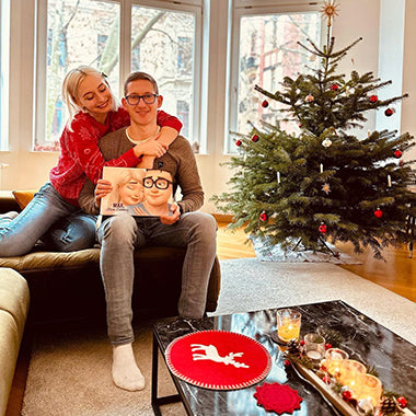 Ein Mann und eine Frau freuen sich über das beste Pärchen-Geschenk, ein einzigartiges DIY-Liebesbuch für Verliebte.