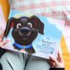 Großaufnahme des personalisierten Gedenkbuchs „Bruno war der BESTESTE Junge“ mit einem Cartoon-Hund mit Heiligenschein – ein rührendes Erinnerungsbuch für verstorbene Hunde.