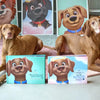 Zwei Vizsla-Hunde neben den personalisierten Hundebüchern „Ella das BESTESTE Mädchen“ und „Max war der BESTESTE Junge“ mit passenden Porträts im Hintergrund – ein einzigartiges Andenken für Haustierliebhaber.