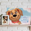 Personalisierte Memorial-Leinwand mit dem Titel „Daisy war der BESTESTE Junge“ neben einem gerahmten Foto des Besitzers mit seinem Hund – eine stilvolle Hommage an einen geliebten Vierbeiner.