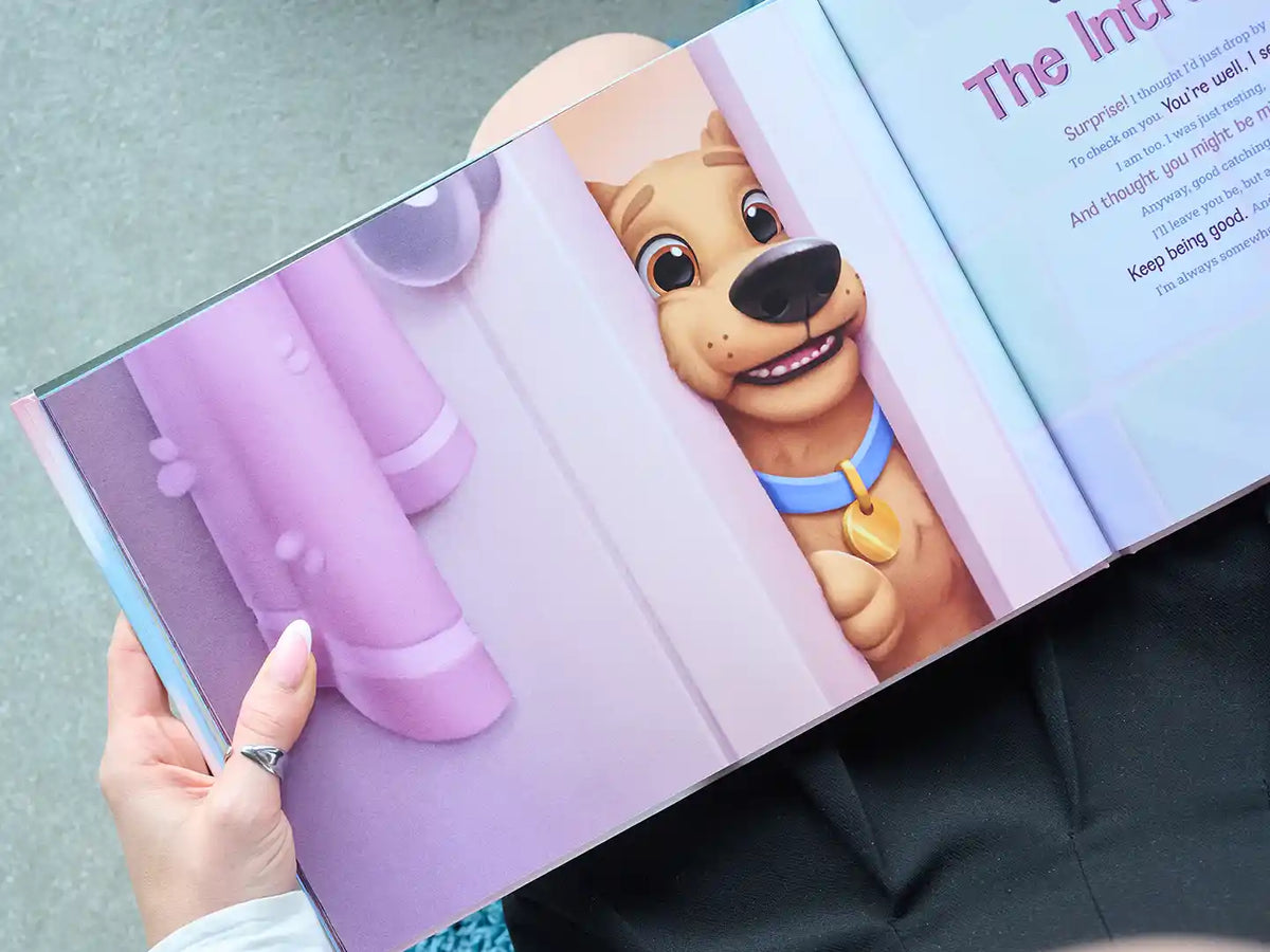 Nahaufnahme einer illustrierten Seite aus einem personalisierten Memorial-Hundebuch mit einem süßen Cartoon-Hund, der fröhlich durch eine Tür schaut – perfekt zur Erinnerung an geliebte Haustiere.
