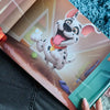 Illustration aus einem personalisierten Gedenkbuch für Hunde, die einen fröhlichen Welpen zeigt, der auf seinen Besitzer zuläuft – ein emotionales Geschenk für trauernde Hundebesitzer.