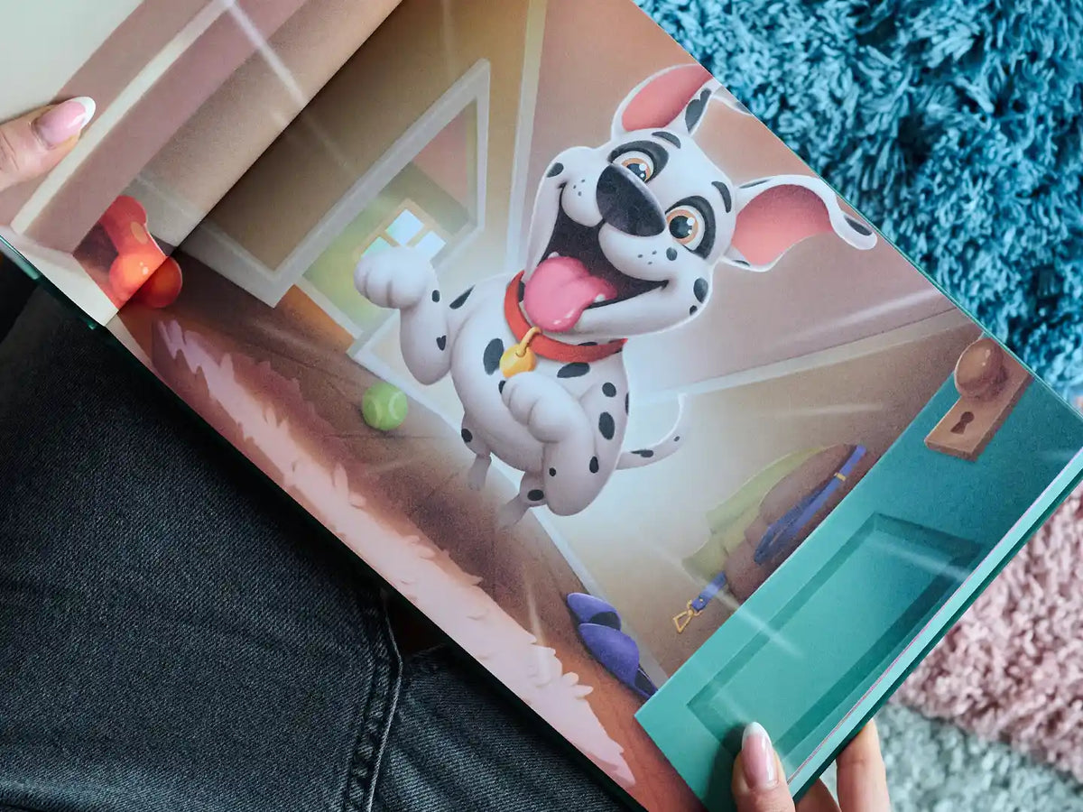 Illustration aus einem personalisierten Gedenkbuch für Hunde, die einen fröhlichen Welpen zeigt, der auf seinen Besitzer zuläuft – ein emotionales Geschenk für trauernde Hundebesitzer.