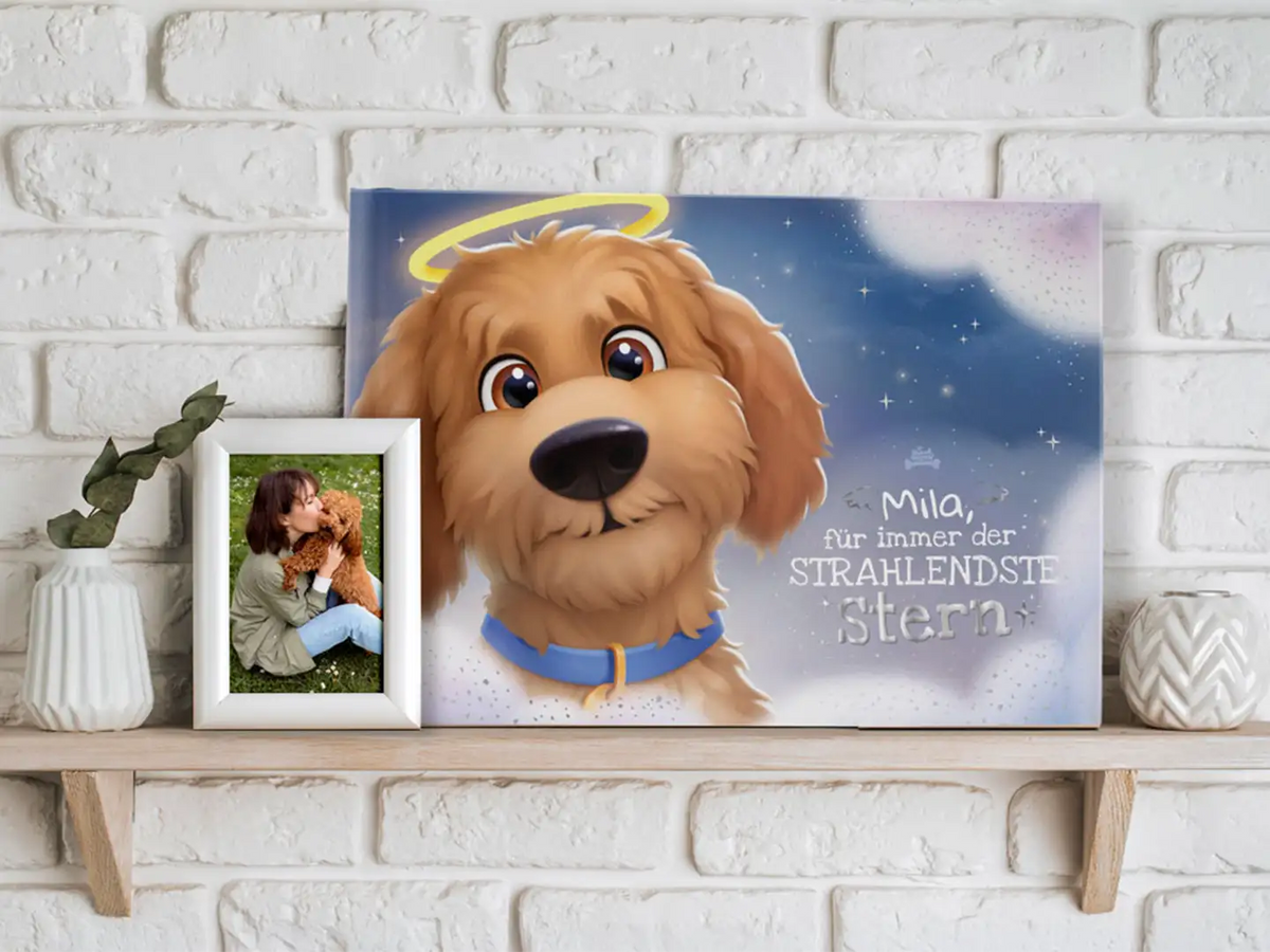Erinnerungsleinwand für Hunde mit dem Titel „Mila, für immer der STRAHLENDSTE Stern“ auf einem Regal neben einem gerahmten Foto von Hund und Besitzer – ein liebevolles personalisiertes Andenken.
