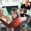 Tierbesitzer lächeln mit ihren Hunden und halten personalisierte Hundebücher.