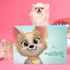 Zwei Chihuahua-Hündinnen posieren neben einem personalisierten Hundebuch mit dem Titel „Coco, das besteste Mädchen“ von Hurra Helden – ein einzigartiges Geschenk für Hundefreunde und Chihuahua-Liebhaber.