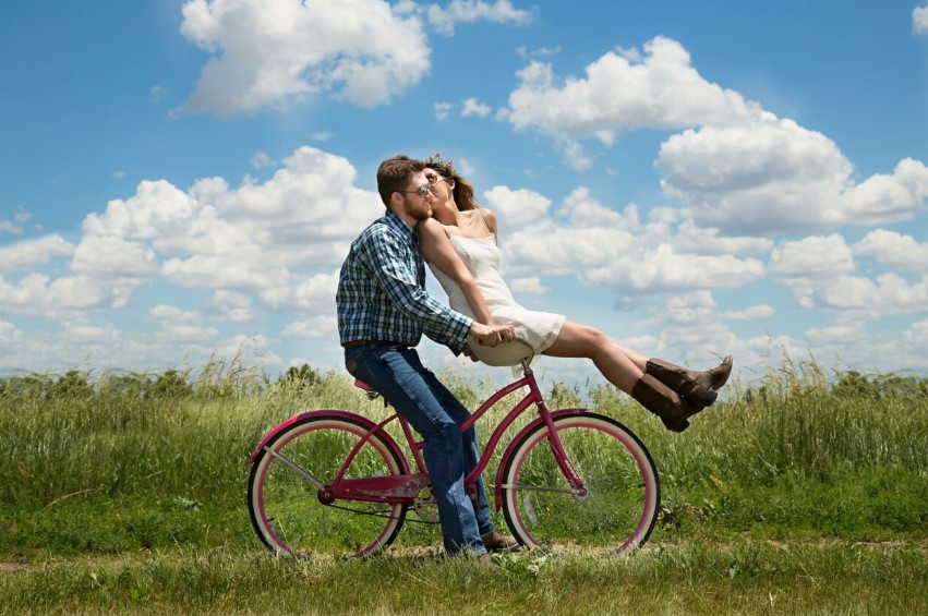 Zwei Verliebte auf einem Fahrrad in der Natur.